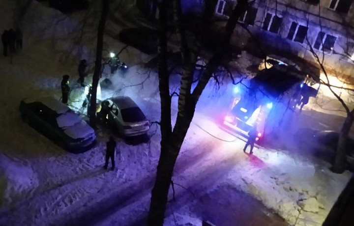 Ночью на улице Дружбы в Новомосковске загорелась машина