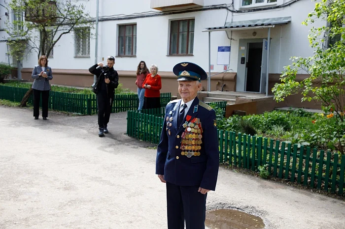 Тульские кадеты и студенты поздравили ветерана Великой Отечественной войны с наступающим Днем Победы