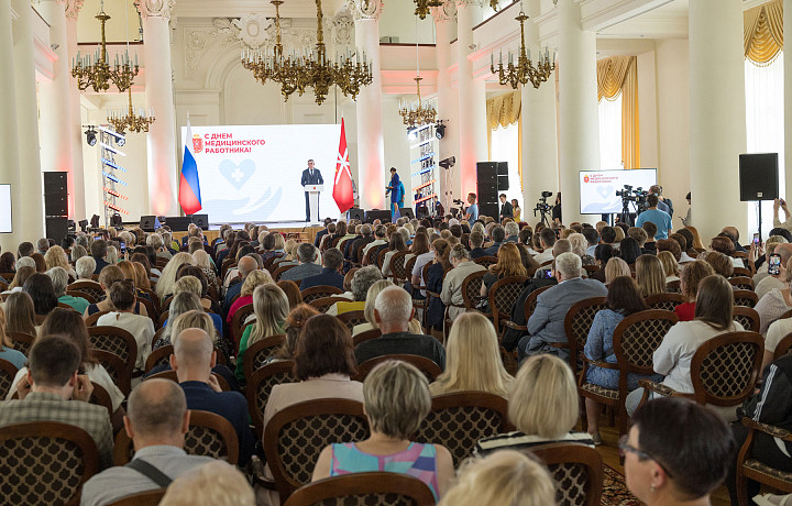Дмитрий Миляев наградил лучших медиков Тульской области