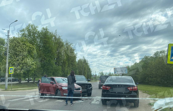 Две иномарки устроили ДТП на пешеходном переходе на улице Болдина в Щекине