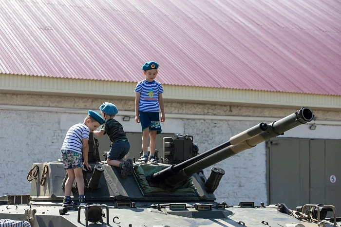 Алексей Дюмин поздравил тульских десантников с Днем ВДВ