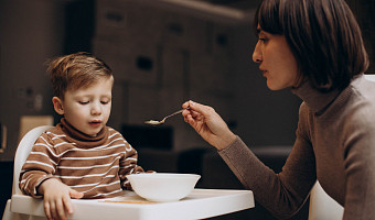 Съедобный «договорнячок»: стоит ли давать ребенку конфету за съеденный суп, и о чем может говорить нежелание малыша есть