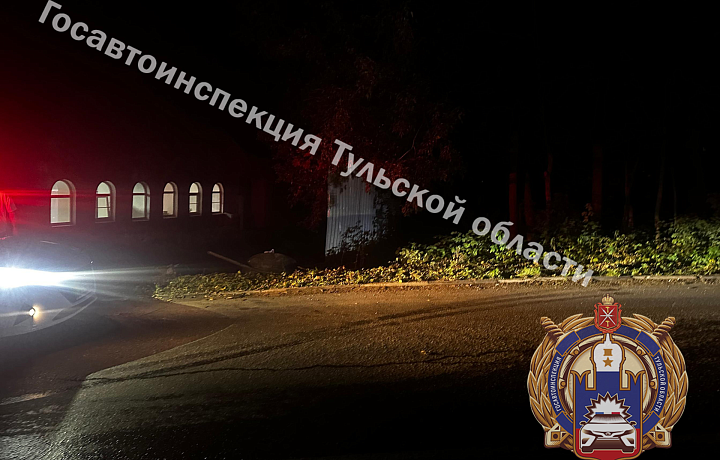 В Алексине водитель Nissan попал в больницу после того, как врезался в забор и автомобиль