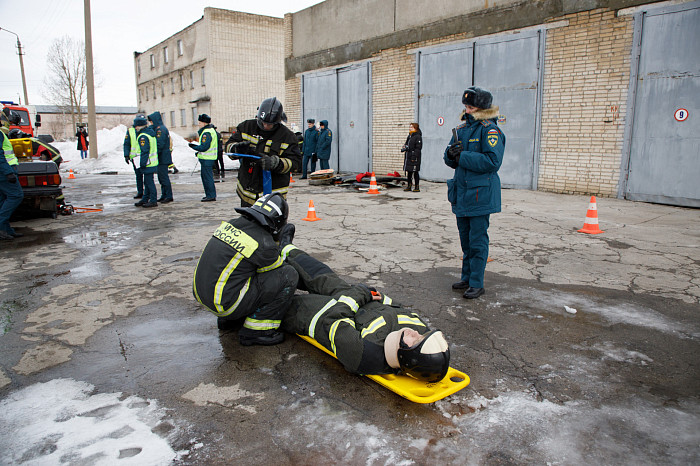 В Туле прошли соревнования среди спасателей по ликвидации последствий ДТП