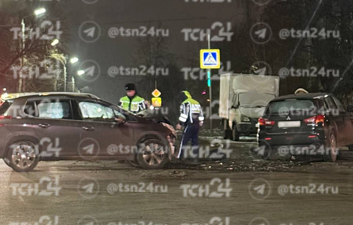 На улице Кутузова в Туле собралась пробка из-за ДТП утром 11 февраля