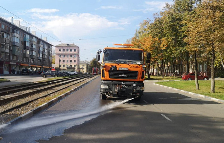 ﻿Около 80 единиц техники задействуют в уборке улиц Тулы 22 сентября