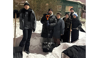 Жители Тулы пришли на помощь пенсионерке, дом которой почти целиком завалило снегом