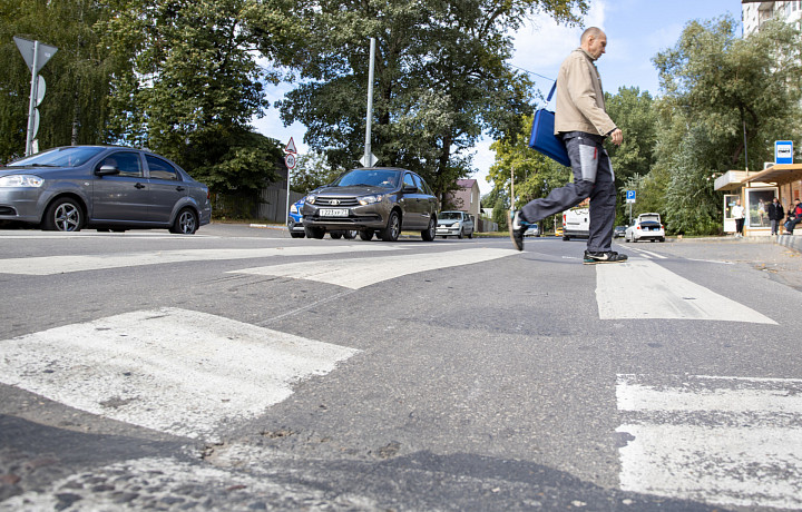 «Человек есть, а перехода нет»: тульский автоинструктор Шебанина напомнила, когда водитель обязан пропустить пешехода и без «зебры»