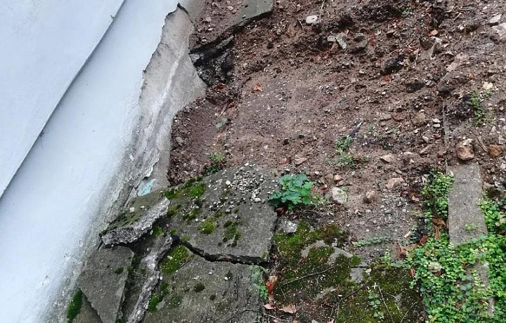 Жители Алексина пожаловались на повреждение фундамента дома после замены труб