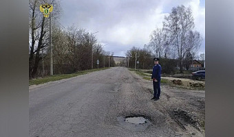 Ямы и выбоины выявили на дороге в Каменском районе