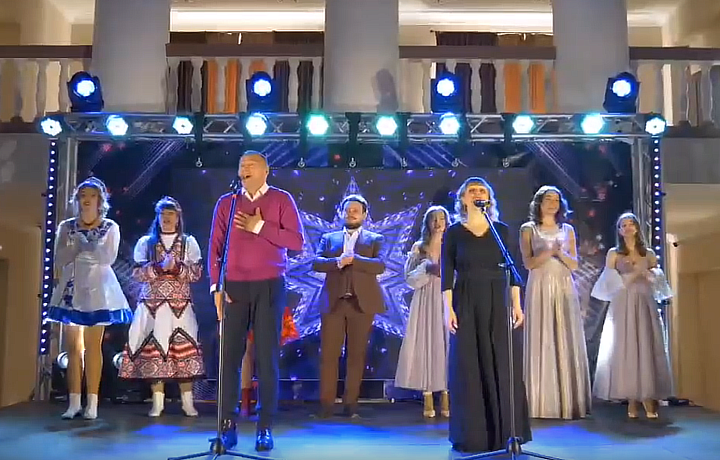 Глава администрации Узловского района Николай Терехов исполнил песню на сцене нового ДК
