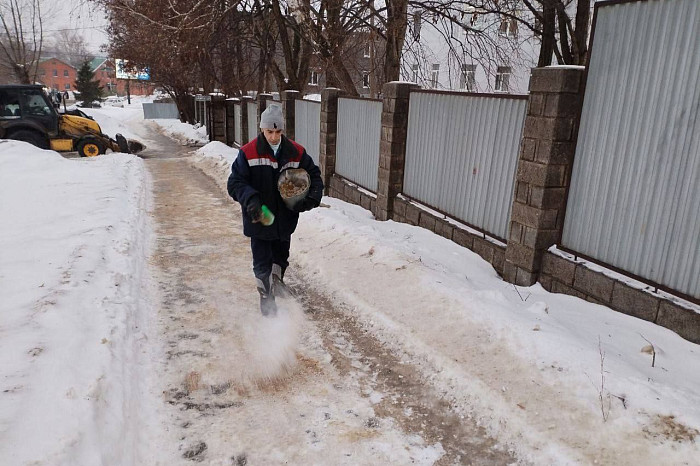 Улицы Тулы обрабатывают противогололедными материалами
