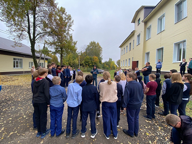 В Веневе спасатели провели открытые уроки в школе по основам безопасности жизнедеятельности
