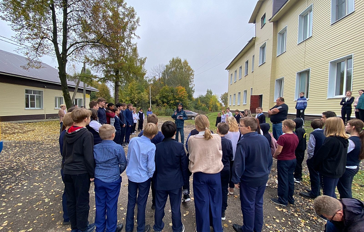 В Веневе спасатели провели открытые уроки в школе по основам безопасности жизнедеятельности