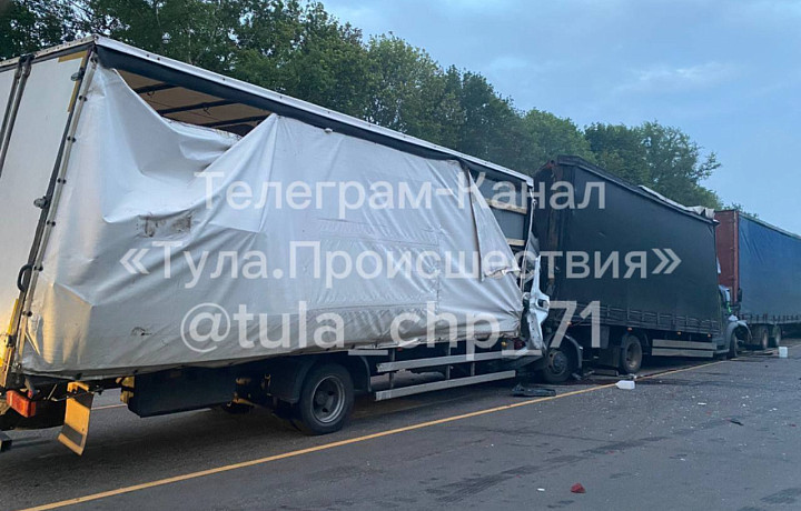 Три грузовика столкнулись на границе Плавского и Чернского районов