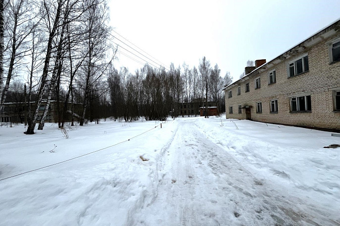 Остались стеклоблоки, граненые стаканы, фотообои и бюст Ленина: под Тулой продают заброшенную советскую спортбазу