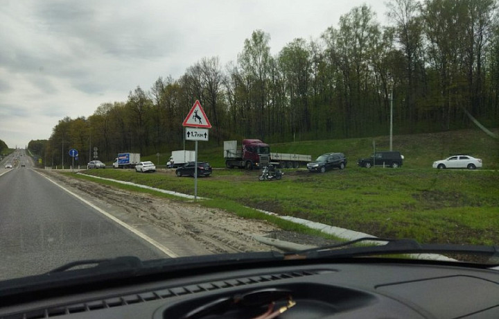 Около поселка Богучарово на въезде в Тулу развернуло фуру