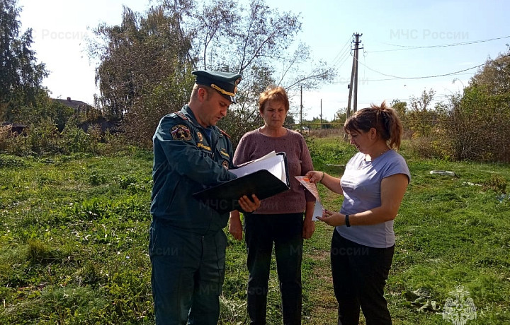 Спасатели провели профилактическую работу с населением в Богородицке и Куркино