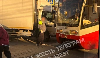 Трамваи встали на улице Марата в Туле из-за ДТП с грузовиком