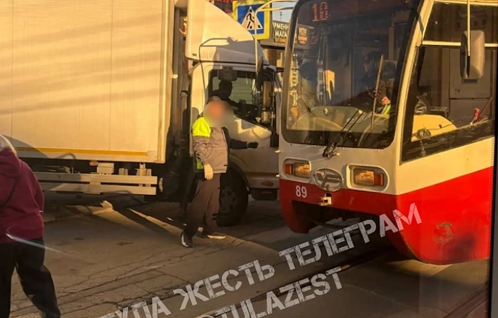 Трамваи встали на улице Марата в Туле из-за ДТП с грузовиком