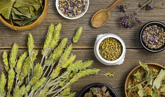 Дышать над картошкой, пить чай с малиной, есть мороженое при боли в горле: что из народной медицины работает, что бесполезно, а что вообще опасно?