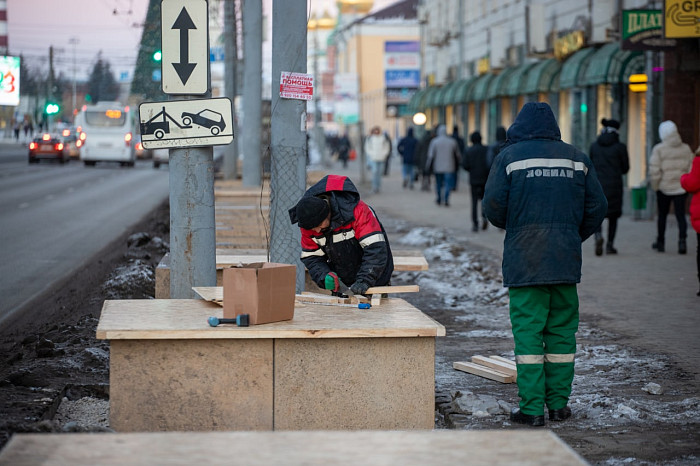 У центра «Родина» на проспекте Ленина в Туле начали устанавливать модули для деревьев
