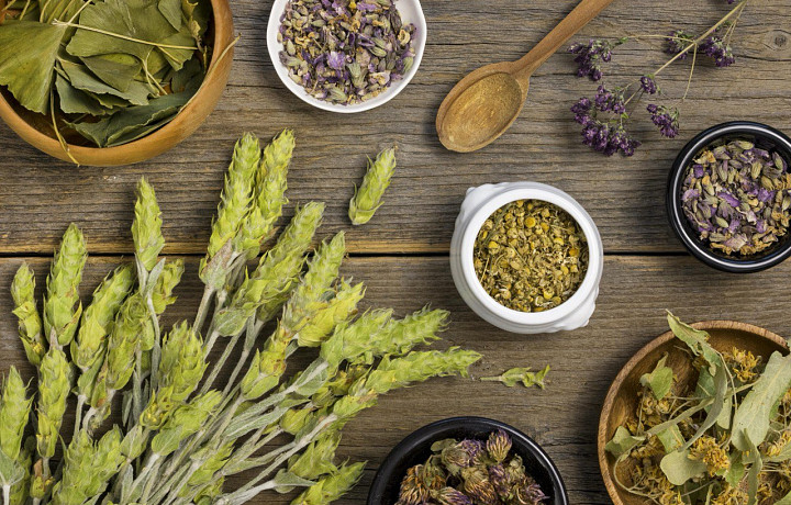 Дышать над картошкой, пить чай с малиной, есть мороженое при боли в горле: что из народной медицины работает, что бесполезно, а что вообще опасно?