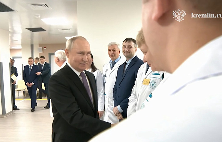 Президент Путин осмотрел новый онкоцентр в Туле
