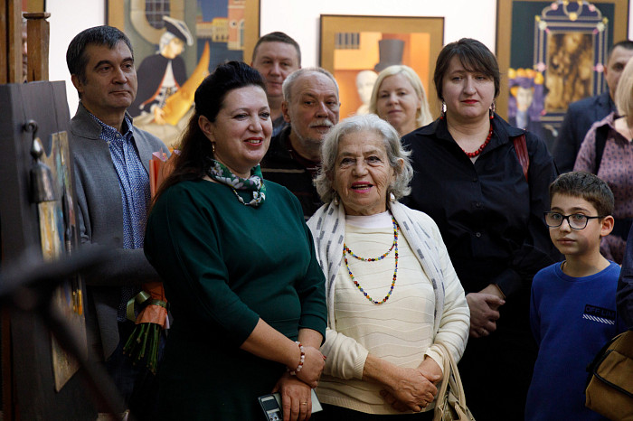 Таинственные маски и средневековые мотивы: в Туле открылась выставка художника Александра Майорова