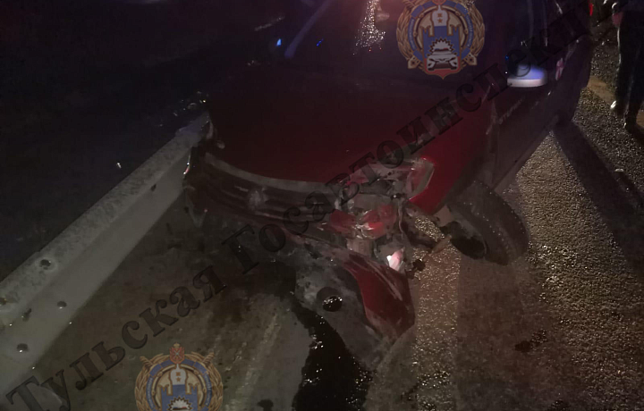 Автоледи на Renault в Веневском районе столкнулась с большегрузом и врезалась в металлическое ограждение