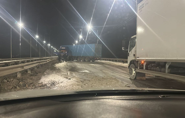 ﻿На трассе М-4 под Новомосковском развернуло фуру ночью 4 февраля