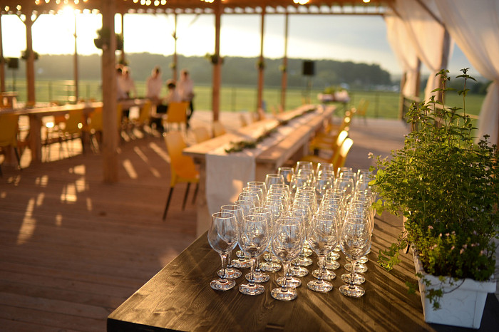 Гала-ужин, звездный гриль с музыкантом The Hatters, стендап Елены Новиковой, концерт «Квартал» и гигантская паэлья – гастро-пикник «Август» опубликовал полную программу