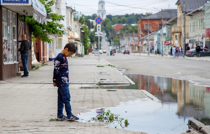 Пустеющая улица Пирогова в Туле: работа без вывесок и патрули ГИБДД