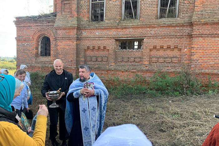 В Суворовском районе в заброшенном храме впервые прошло богослужение