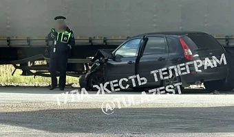 В Алексине водитель «Лады Калины» залетел под фуру и попал в больницу