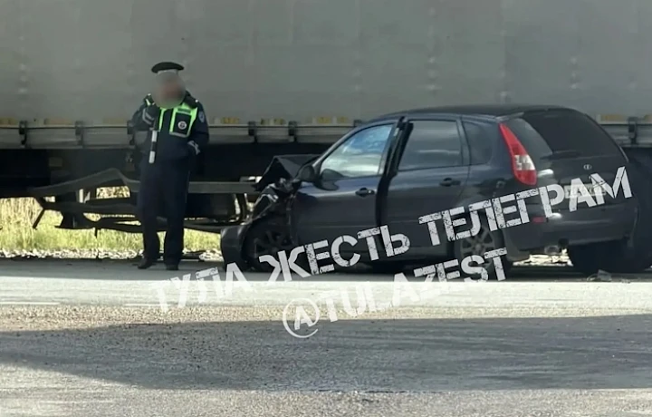 В Алексине водитель «Лады Калины» залетел под фуру и попал в больницу