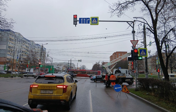 В Туле на перекрестке улиц Кирова и Ложевой обновили схему движения