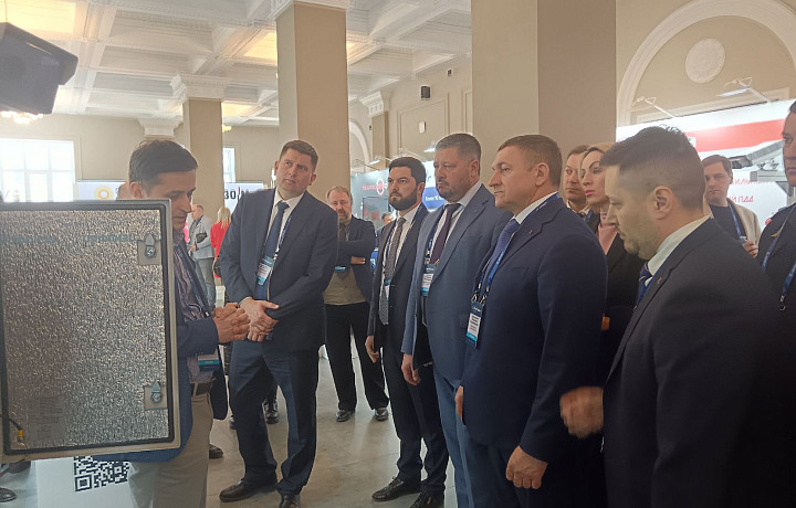 Замгубернатора Цибульский осмотрел выставку «Интеллектуальные транспортные системы регионам»