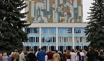 В Новомосковске восстановили гигантское мозаичное панно к 100-летию города