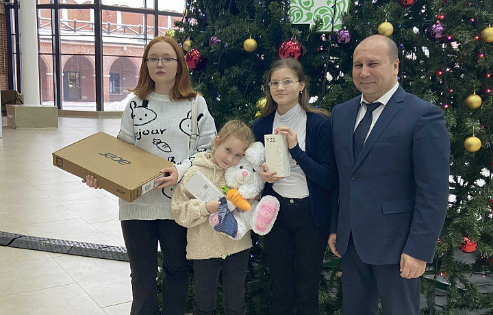 Дмитрий Марков вручил подарки детям из Новомосковска
