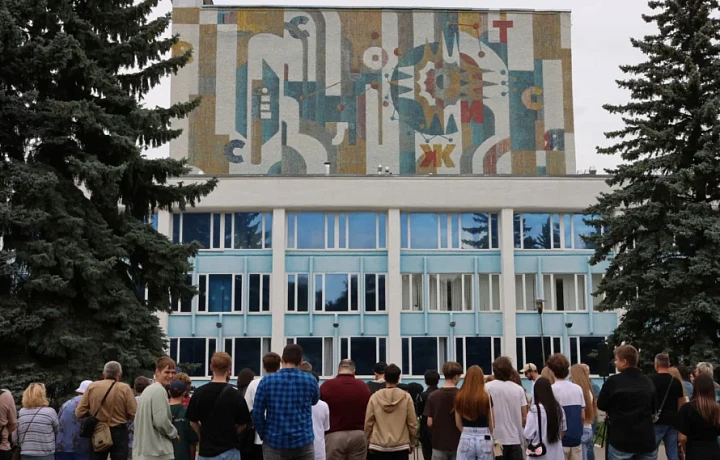 В Новомосковске восстановили гигантское мозаичное панно к 100-летию города