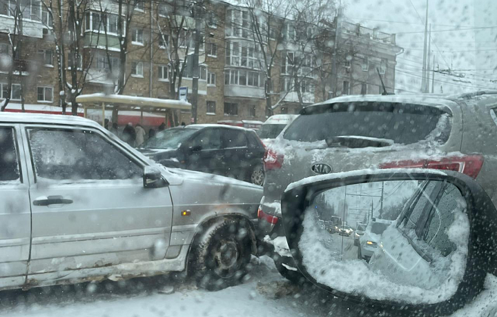 На перекрестке улицы 9 Мая и проспекта Ленина в Туле столкнулись Lada и Kia