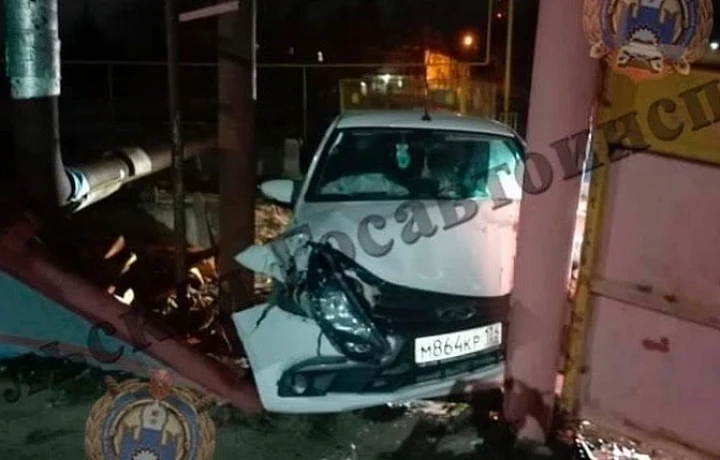 В Куркинском районе Lada врезалась в въездные ворота