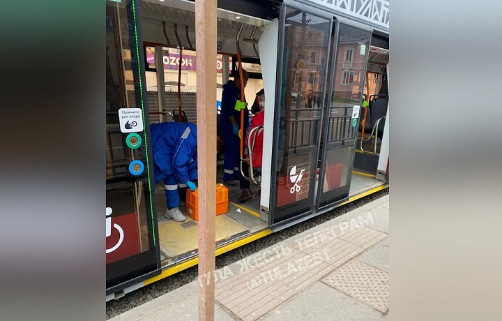 78-летняя тулячка попала в больницу после падения в трамвае