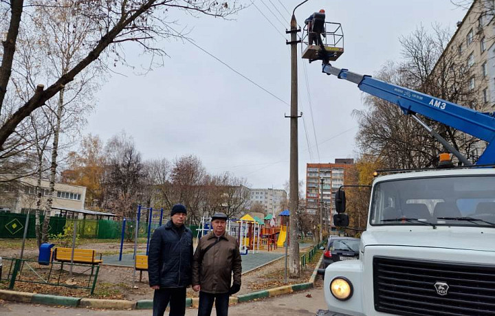 На детской площадке на улице Ложевой, 130 в Туле сделали освещение