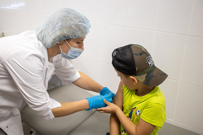 Тульский врач Сорокина заявила о безопасности одновременной вакцинации детей от гриппа и коронавируса