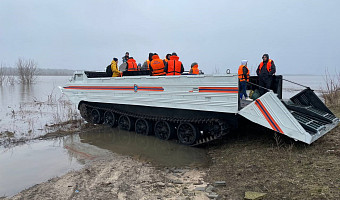 ﻿Тульские спасатели предоставили плавающий транспорт для перевозки рязанцев из-за половодья