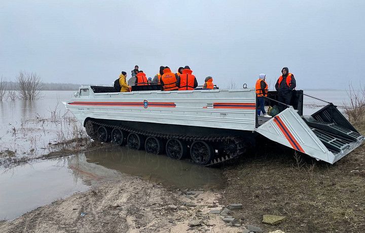 Тульские спасатели предоставили плавающий транспорт для перевозки рязанцев из-за половодья