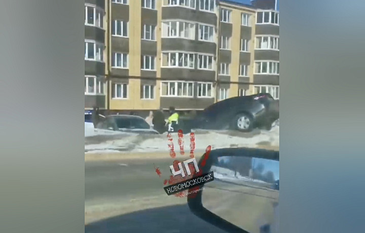 На улице Трудовые резервы в Новомосковске столкнулись две легковушки