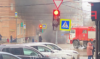 Легковушка загорелась на улице Октябрьской в Туле